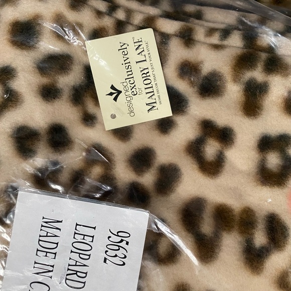 Leopard Fleece Full/Queen Coverlet and Sham set. - Picture 2 of 3